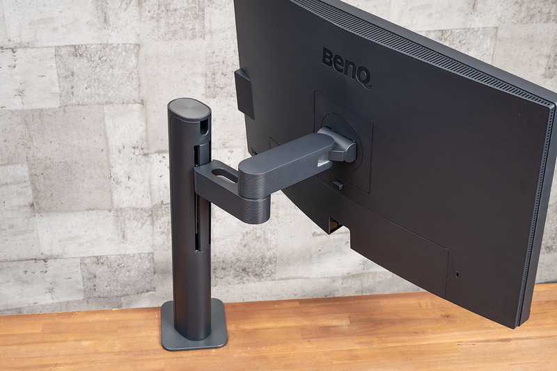 支柱が回転し、多関節アームが自在に動くおかげで、スイベルは最大275度