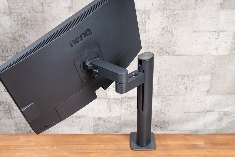 支柱が回転し、多関節アームが自在に動くおかげで、スイベルは最大275度