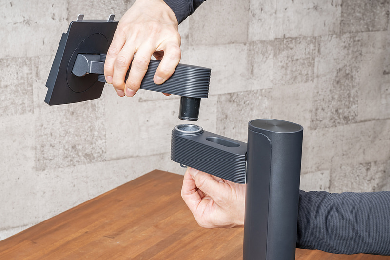 短いアームを差し込み、ねじを手回しすれば設置完了