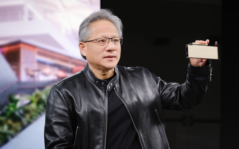 NVIDIAのL4を手に持ち紹介するジェンスン・フアンCEO(写真提供：NVIDIA)