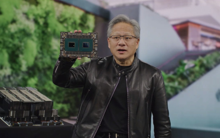CPUとGPUが1ボードになっているGrace Hopperを手に説明するジェンスン・フアン氏