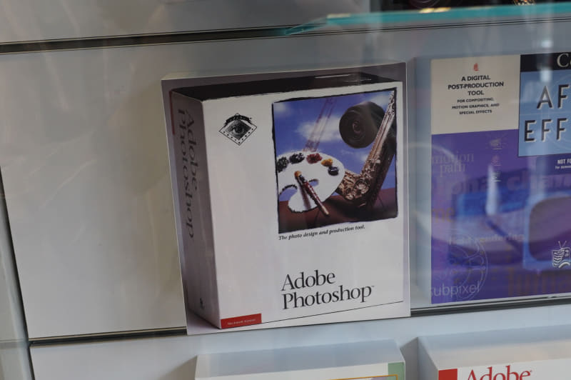 Photoshopの初期バージョンの箱……もうAdobeの社内にもなかったのか、コピーになっている