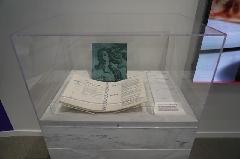 Illustratorの1987年にリリースされた最初のバージョンの、マニュアルとパッケージ。昔のソフトウェアはこうしたバインダーにマニュアルがとじられているものが多かった……