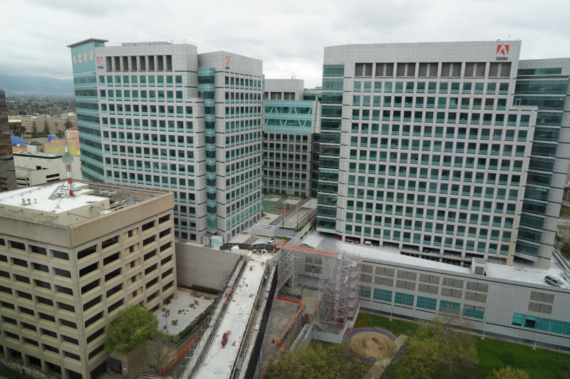 Adobeの旧本社3棟。右からアルマデンタワー、中央がウエストタワー、右側がイーストタワー