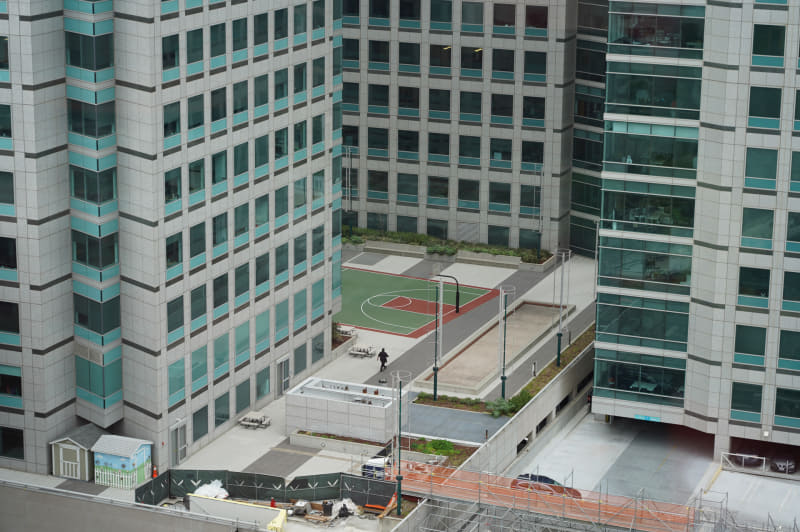 Adobeの本社タワー3棟の中央にあるバスケットボールコート。社内に十を超えるチームがあって大会なども行なわれているそうだ