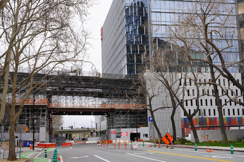 旧本社と新本社は連結橋でつながっている