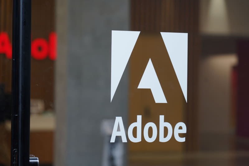 ビルの入り口のAdobeロゴ