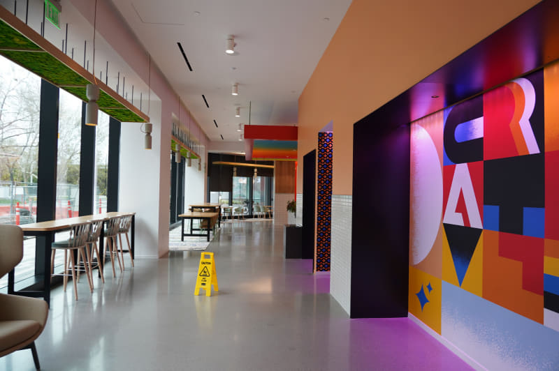 一般の人も入れるようになるカフェ、訪問時はまだ準備中で営業していなかった