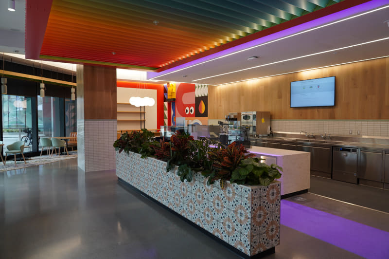 一般の人も入れるようになるカフェ、訪問時はまだ準備中で営業していなかった