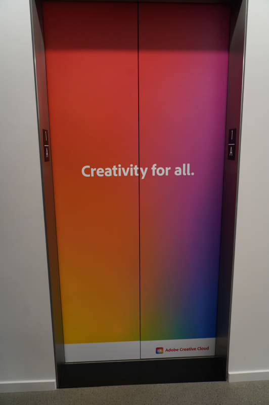 エレベータはCreative Cloud風