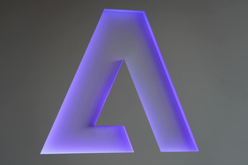 受付前のAdobeロゴは色が変わっていく