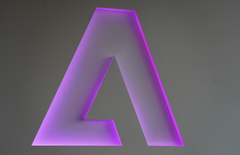 受付前のAdobeロゴは色が変わっていく