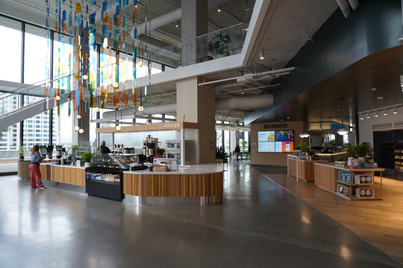 受付を入ったところ、オシャレなカフェがお迎えしてくれる