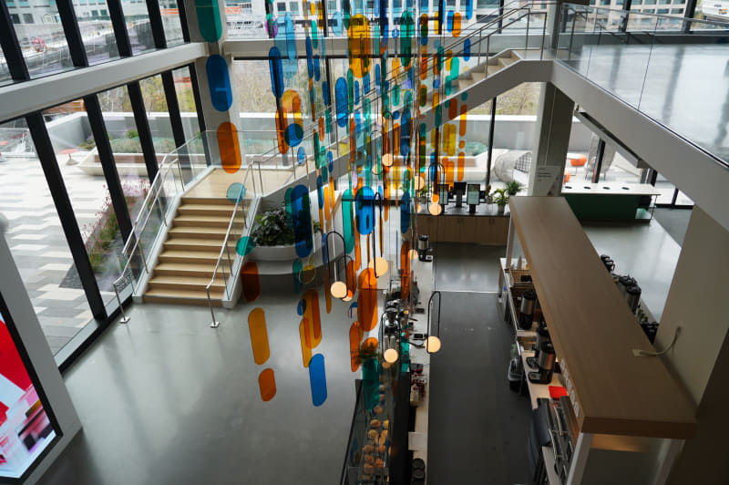 受付を入ったところ、オシャレなカフェがお迎えしてくれる