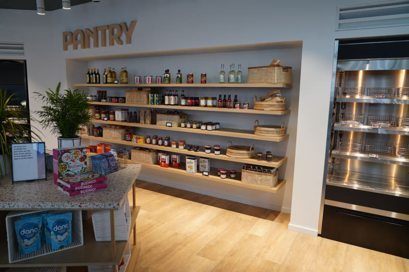 7階にあるレストラン、和食、イタリアン、インド(北部と南部用がそれぞれある)など多彩な従業員の出身国に配慮したレストランが用意されている