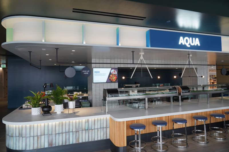 7階にあるレストラン、和食、イタリアン、インド(北部と南部用がそれぞれある)など多彩な従業員の出身国に配慮したレストランが用意されている