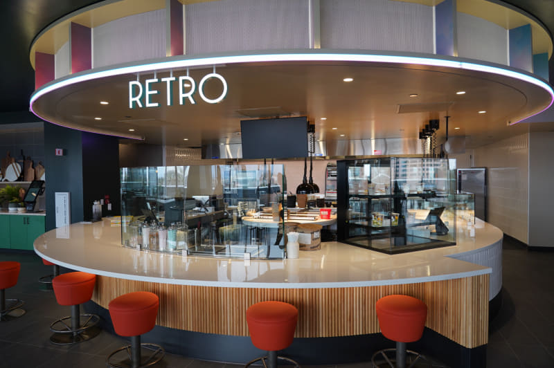 7階にあるレストラン、和食、イタリアン、インド(北部と南部用がそれぞれある)など多彩な従業員の出身国に配慮したレストランが用意されている