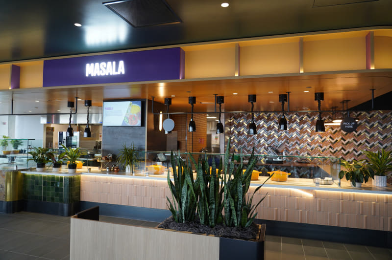 7階にあるレストラン、和食、イタリアン、インド(北部と南部用がそれぞれある)など多彩な従業員の出身国に配慮したレストランが用意されている