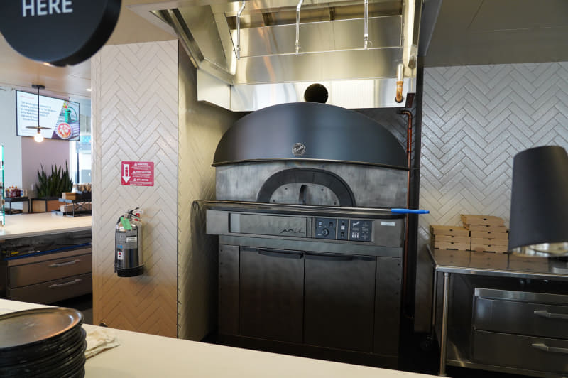 このピザ用のオーブンもIHになっている、オール電化は徹底していた