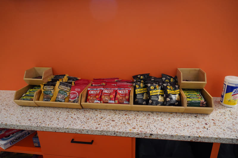 階によって壁の色は違っていてこの階はオレンジに