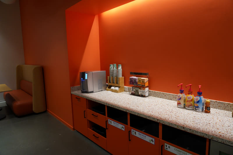 階によって壁の色は違っていてこの階はオレンジに