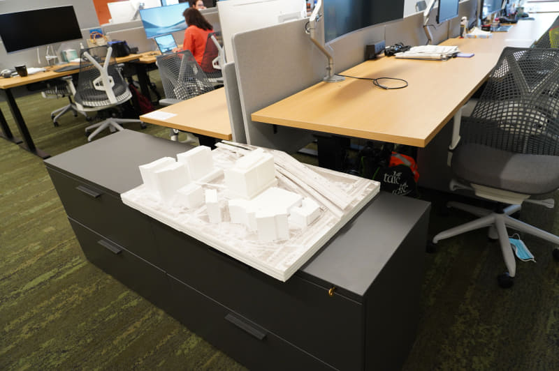 時期Photoshopの秘密は手に入れられなかったが、Adobe本社の模型が作成中だった