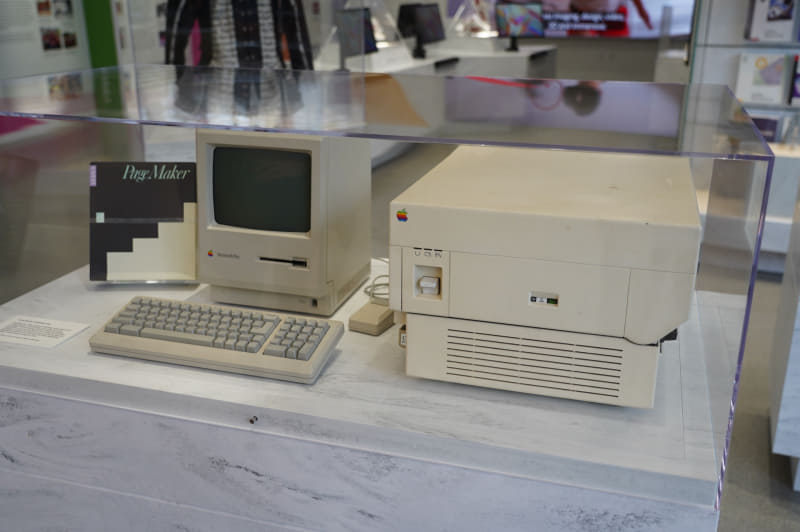 PostScriptに対応したMacintoshとLaserWriter、置くにはPageMakerのパッケージも