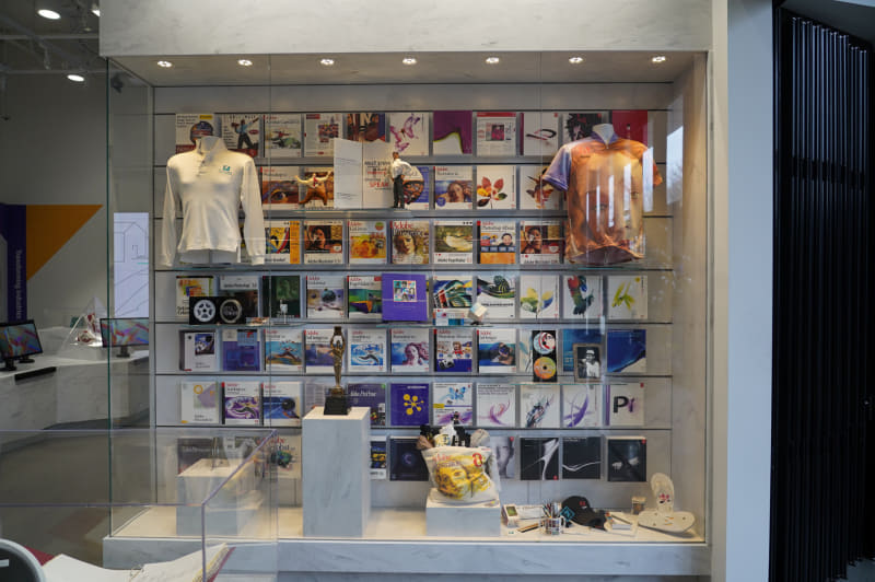 過去のパッケージなどが飾られている