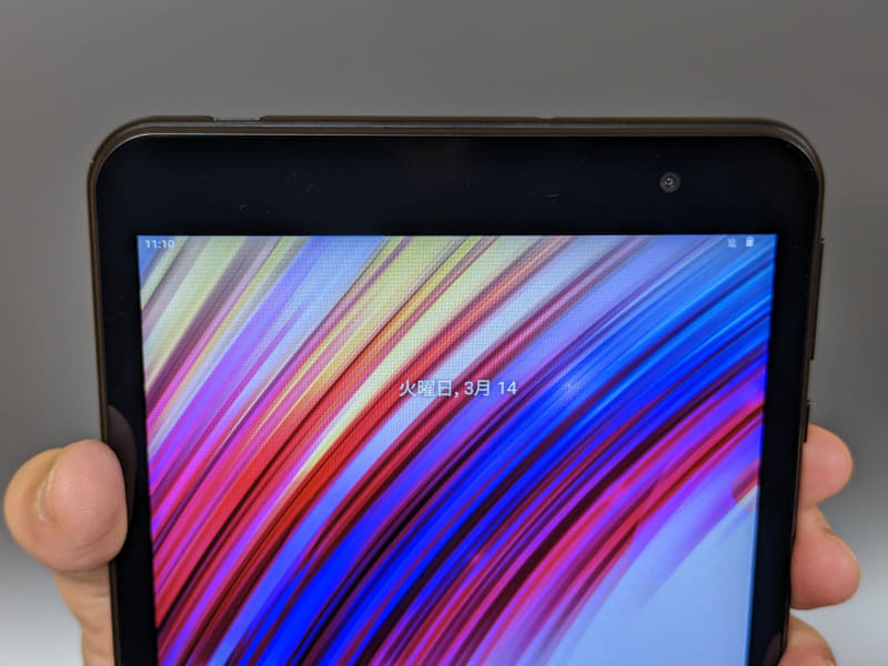 前面カメラは中央ではなくやや右寄りに配置されている