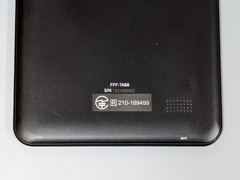 背面下部にはスピーカーを備える。技適マークはシール貼り