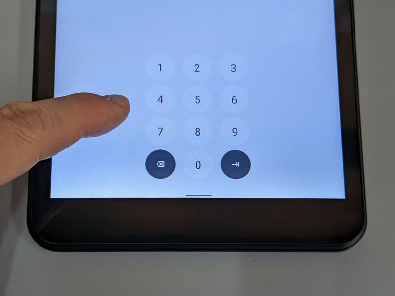 生体認証は搭載せずロック解除はパスワードとなる