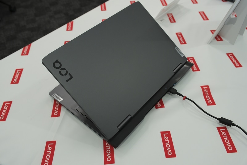 天板にはLOQのロゴ