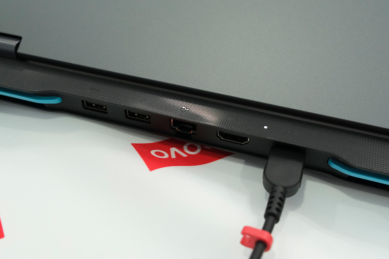 主要インターフェイスを背面に配置している点や、ヒンジ周りのデザインはLegionシリーズを踏襲