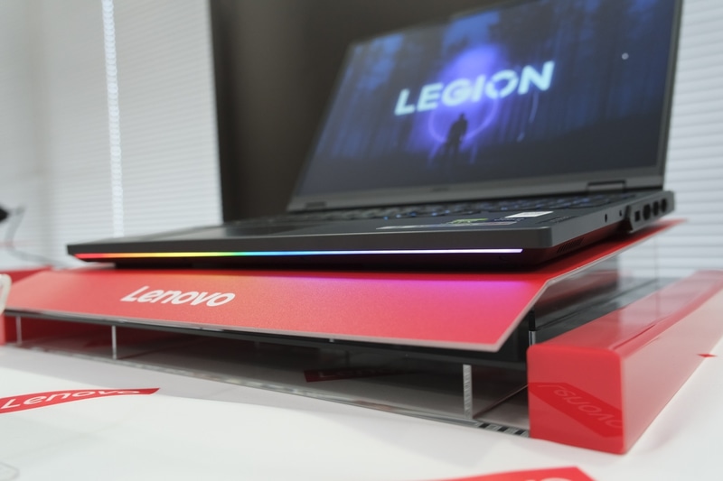 本体手前側にもRGB LEDを備える