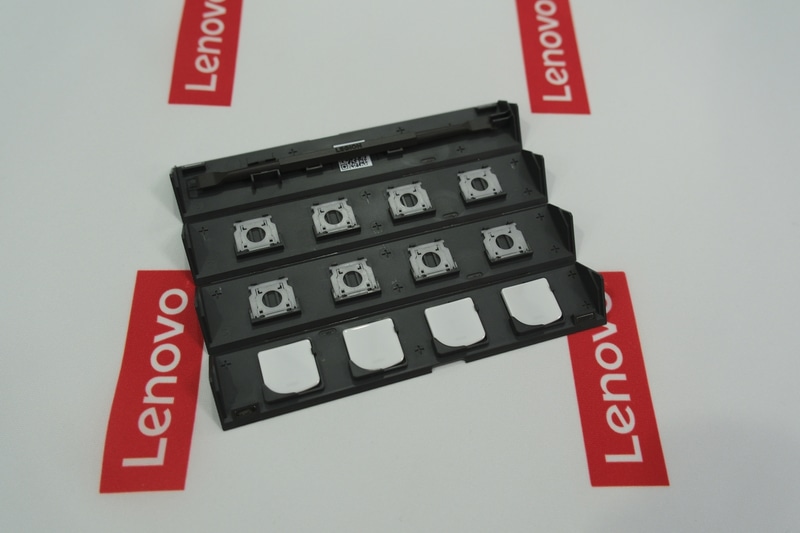 付属のセラミック製交換用キートップ。専用ケースに工具なども入っている