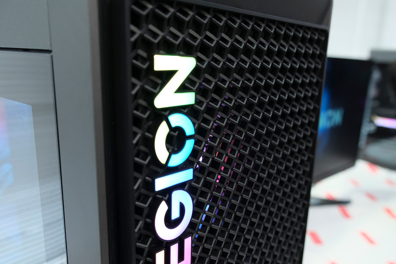 前面パネルは立体的なパターン