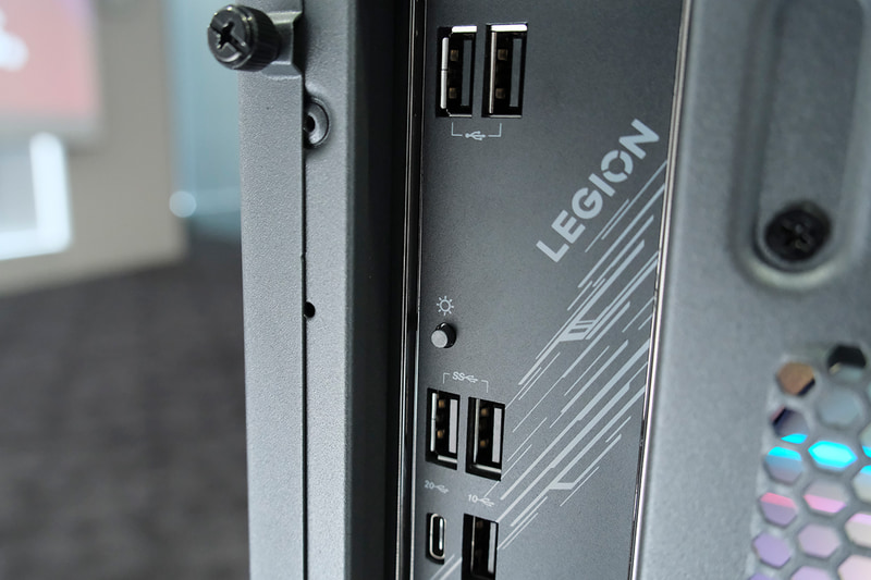 背面インターフェイス部にはLEDコントロールボタン(写真中央)。すべて点灯のほか、2段階で切り替えられる