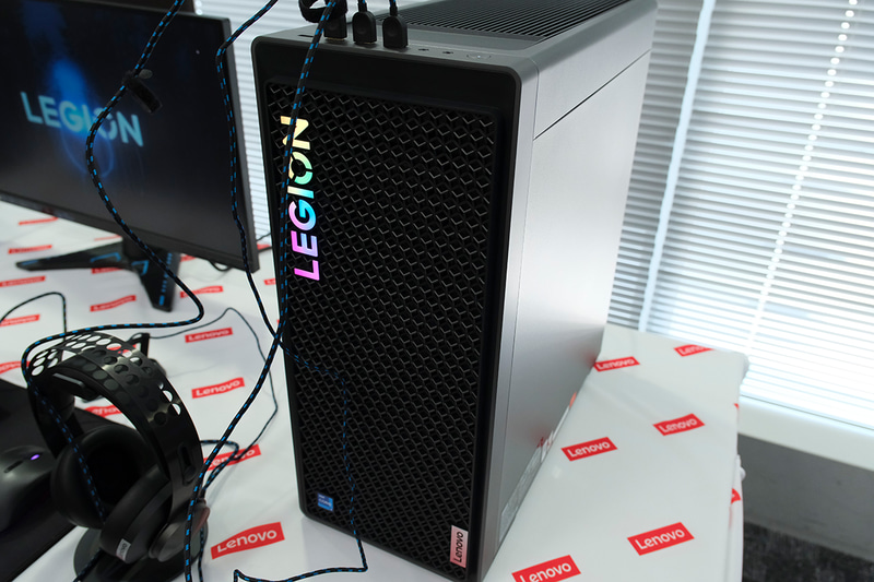 1段階目ではファンは消えるがロゴ部は光ったまま