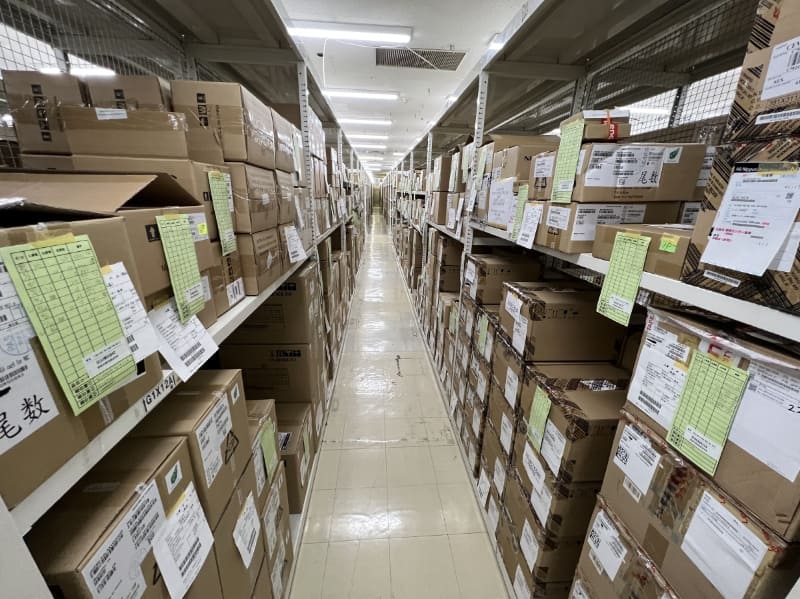 数多くの部品が在庫されており、13分で修理エリアに供給される