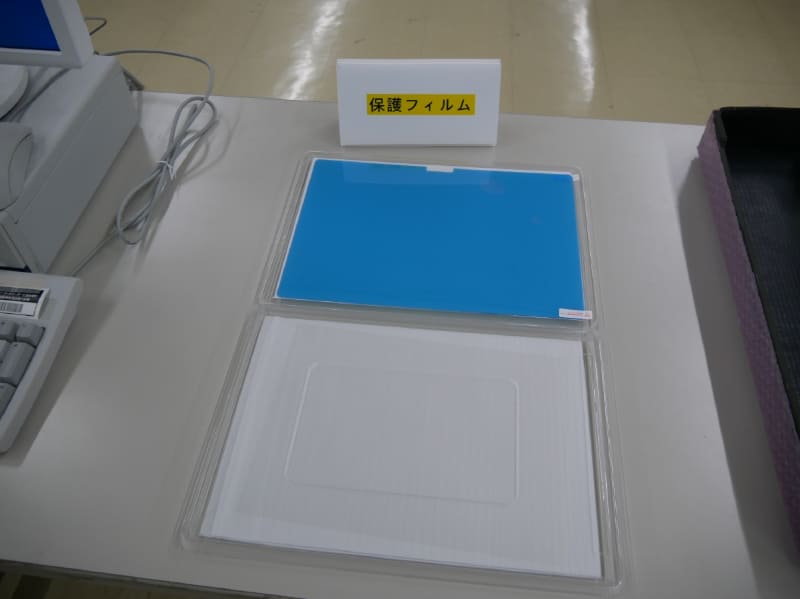 クリーンルームを活用してフィルム貼付サービスを行なっている