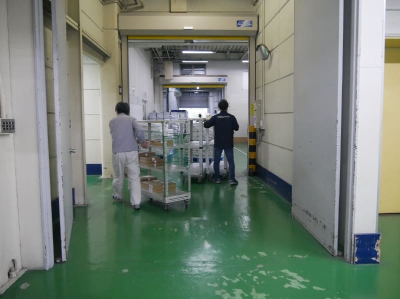 台車を使って移動させる