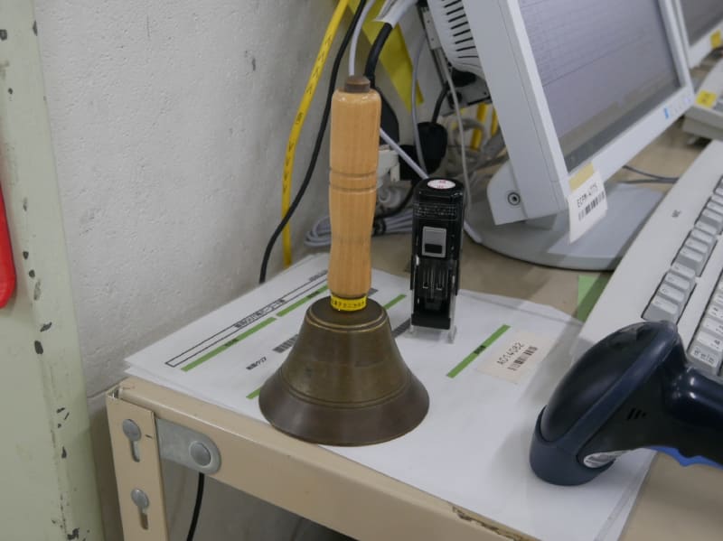 午後4時になると、出荷締め切り時間が近づいていることをこのベルを振って知らせる