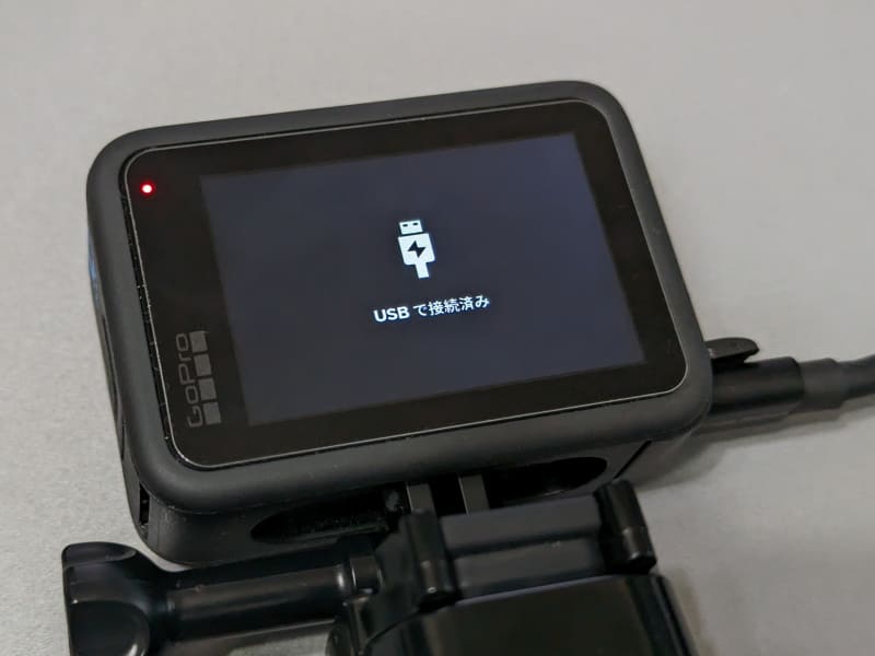 再起動したら「GoProウェブカメラデスクトップユーティリティ」が起動している状態でGoProをUSBケーブルで接続。本体に「USBで接続済み」と表示される