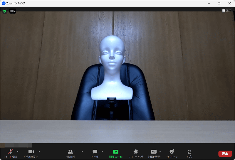 「リニア」の画像。さらに範囲が広くなる。この時点ではまだデスクは水平に写っている