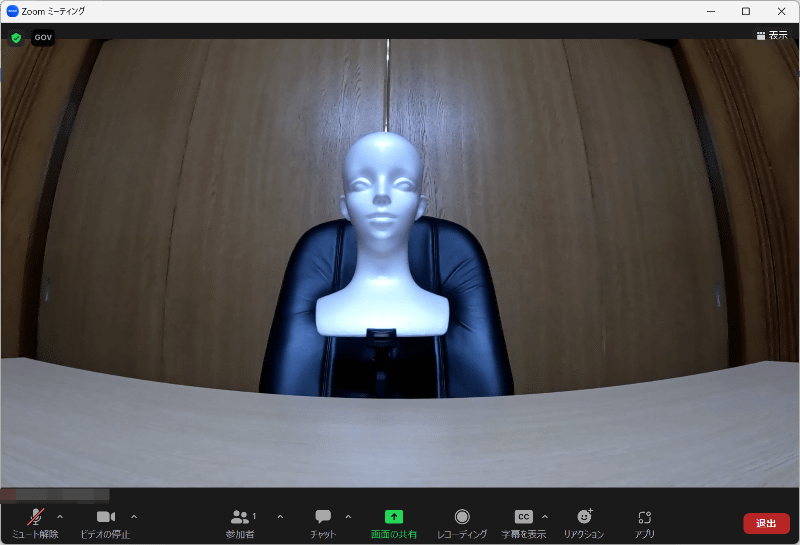 「広角」の画像。魚眼のような効果が加わり、デスクがゆがんで写っている