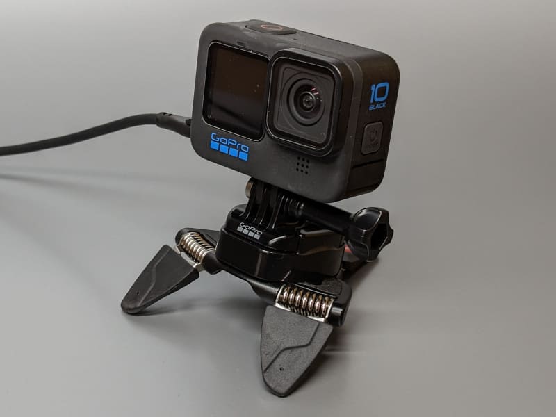 GoProであればミニ三脚などさまざまなアクセサリを活用できる。一般的なWebカメラにはない強みだ