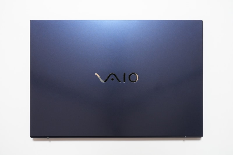 本体天面。個人向けはネイビーブルー、サテンゴールド、ウォームホワイトの3色が、法人向けはダークメタルグレーが用意