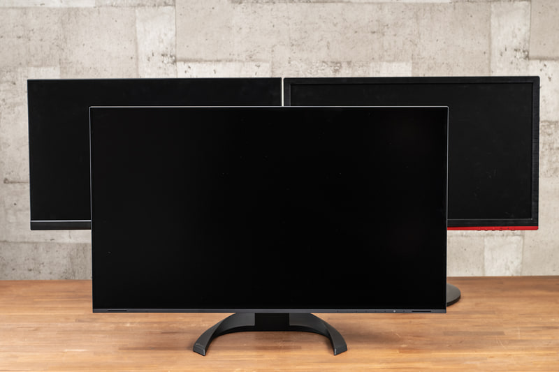 31.5型のEV3240Xの背後に24型モニター×2を置いたところ。いずれの場合も横の解像度は同じだが、設置面積は1台の方が圧倒的に小さくて済む