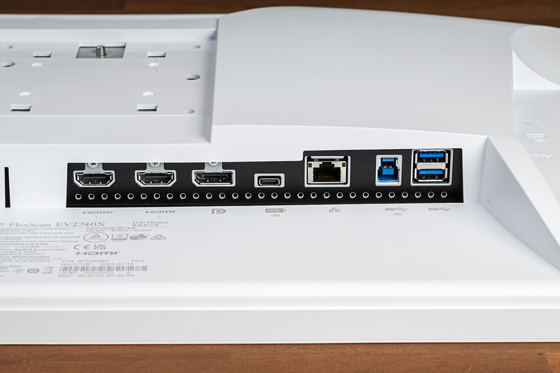 映像入力は、HDMI×2、DisplayPort×1、USB Type-C×1の4系統を用意。写真はEV2740X(以下同)