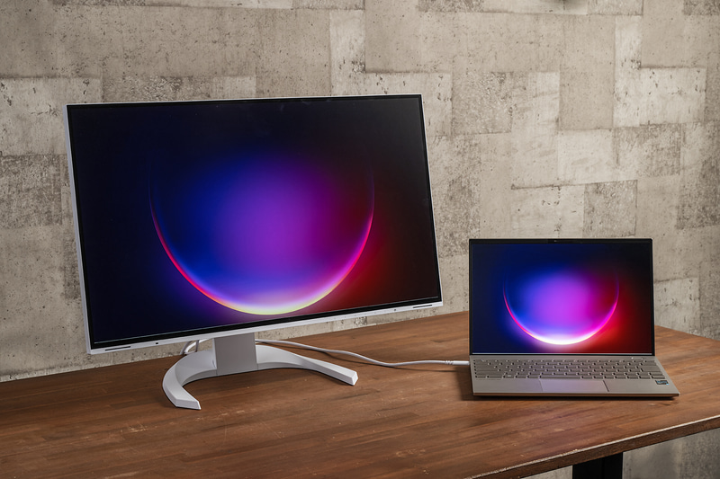 EV2740X/EV3240XのUSB Type-Cは、DisplayPort Alt Modeおよび出力最大94WのUSB PD給電機能に対応。ノートPCとUSB Type-Cケーブル1本で接続して映像入力とノートPCへの給電が行なえる